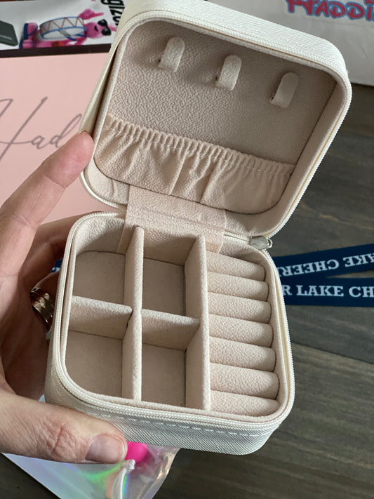 Travel jewelry case